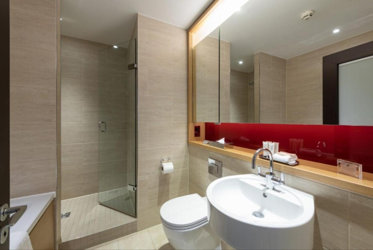 Habitación doble deluxe con cama grande y balcón
