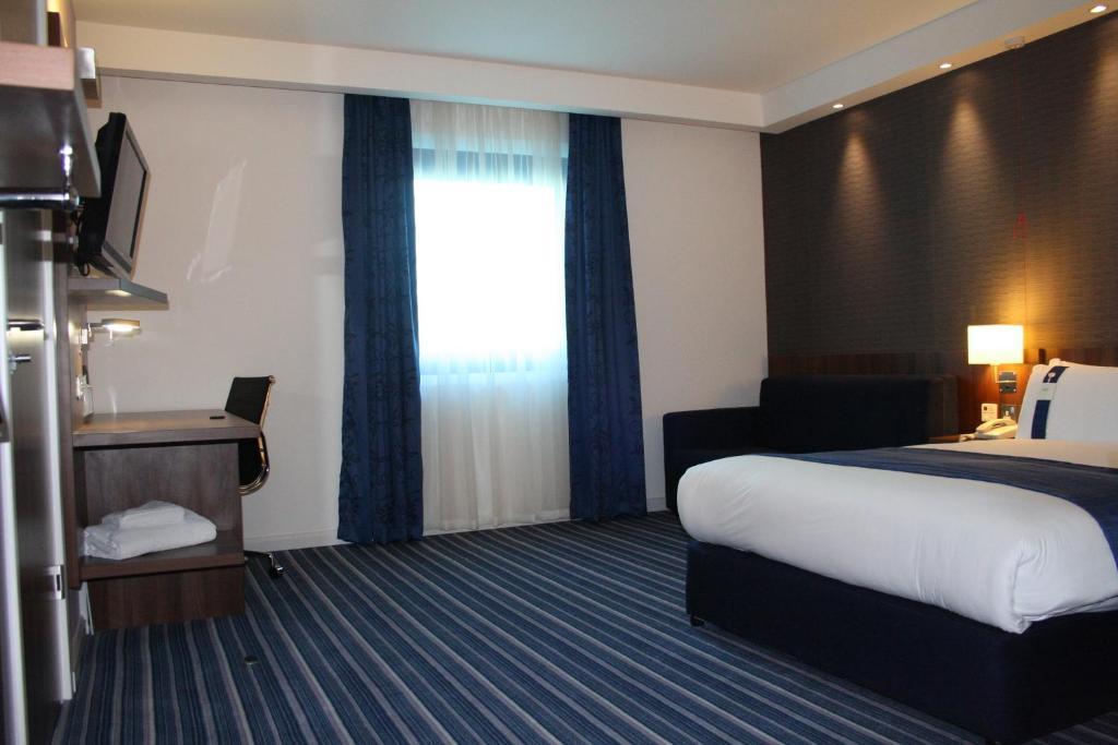 Habitación doble estándar con sofá cama individual y desayuno caliente gratuito